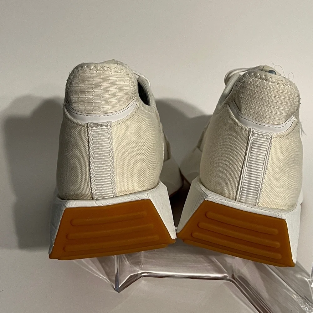 Allbirds Women’s Risers Sneakers, size 10. Cream off-white, white soles.